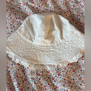 House of Harlow 1960 White Floral Lace-Trim Bucket Hat